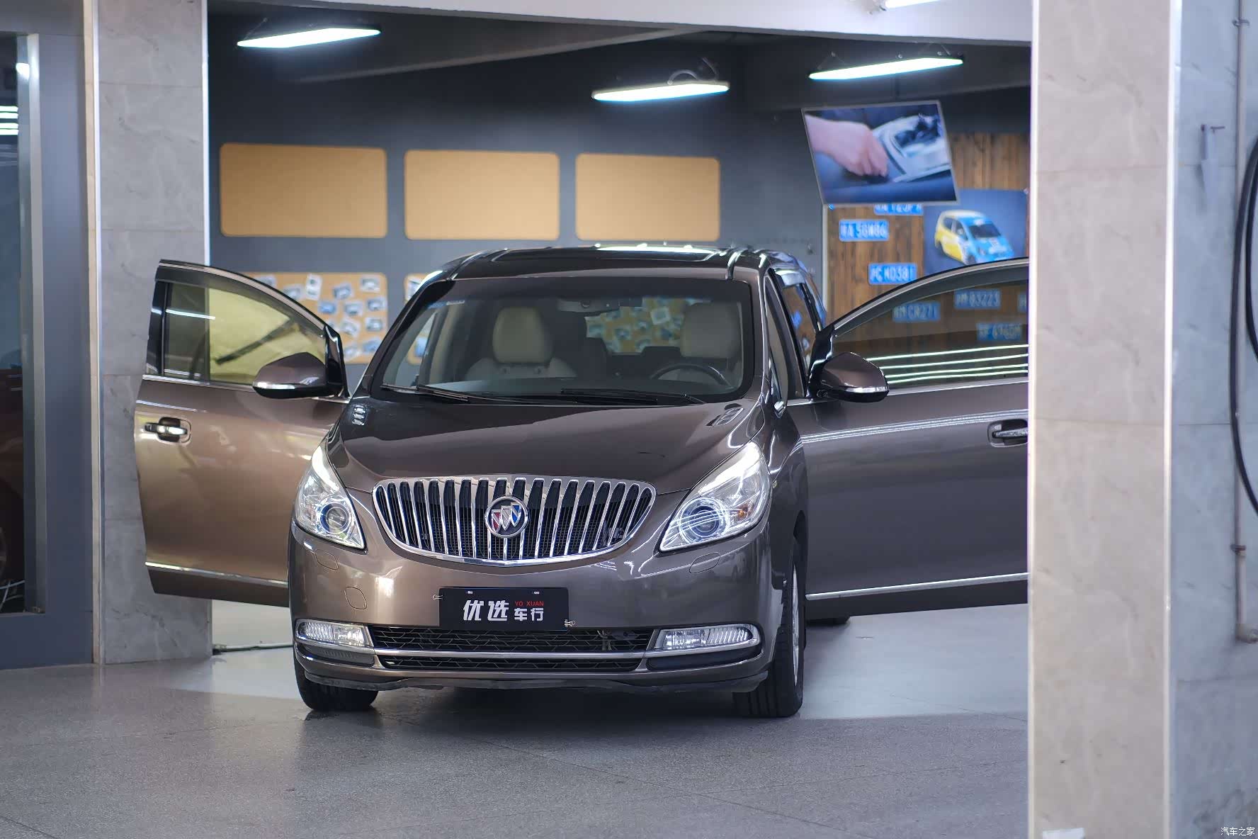 Buick GL8, 2011 1