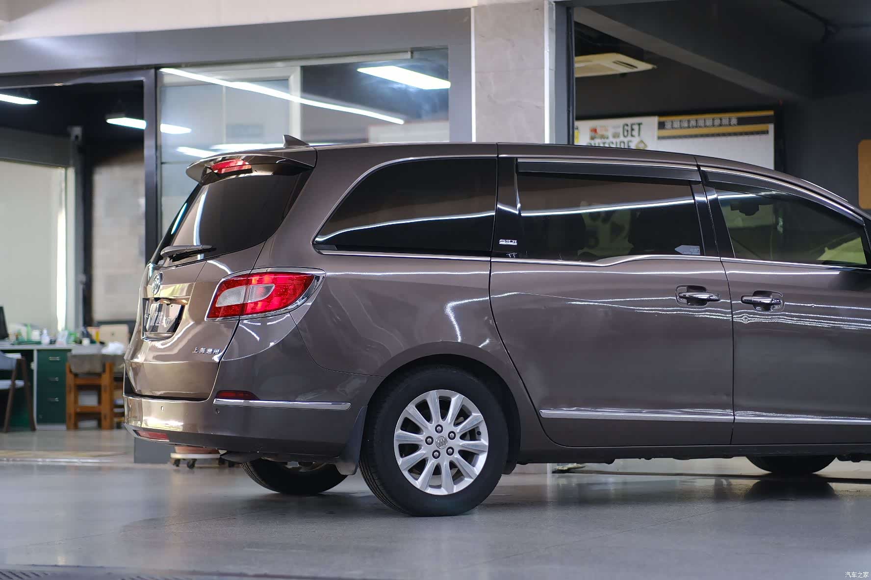 Buick GL8, 2011 4