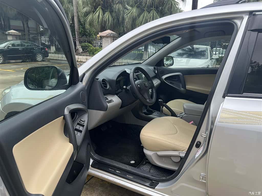 Toyota RAV4, 2011 4
