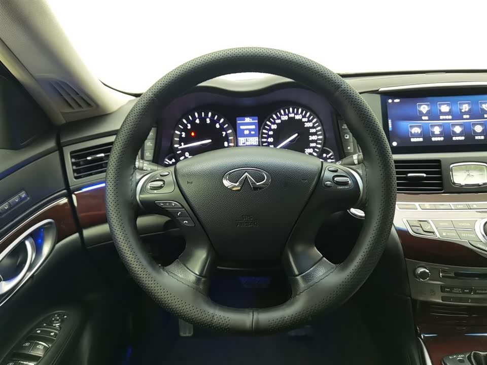 Infiniti Q70