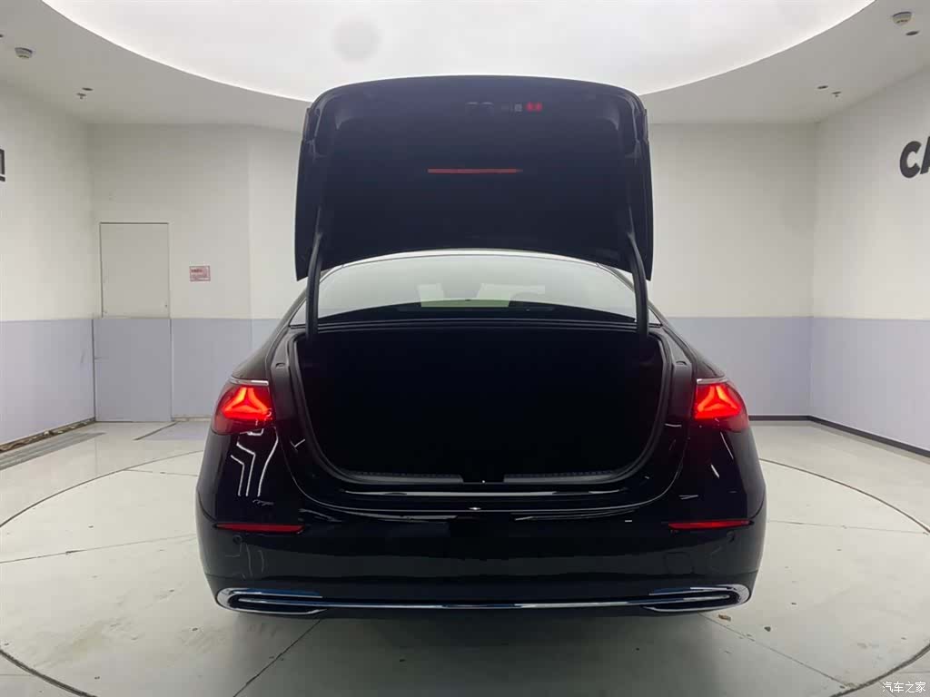 Mercedes-Benz E-Class, 2024 31