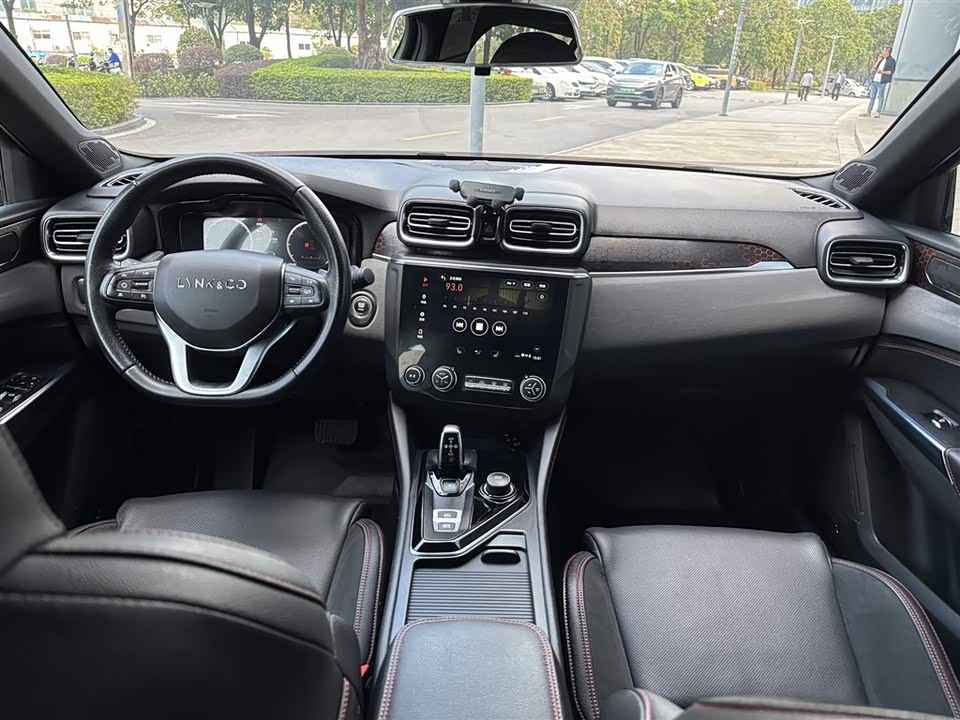 Lynk & Co 03