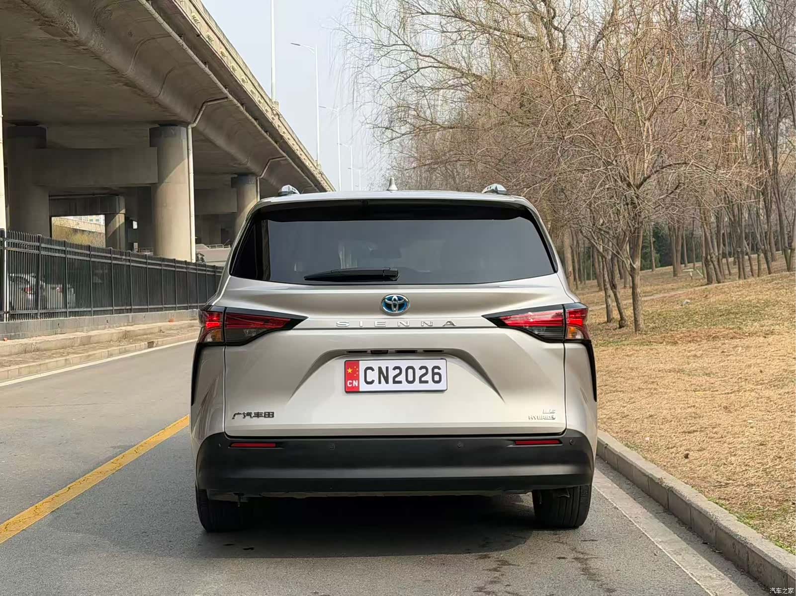 Toyota Sienna, 2023 все фото