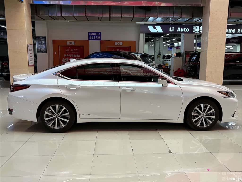 Lexus ES, 2019 3