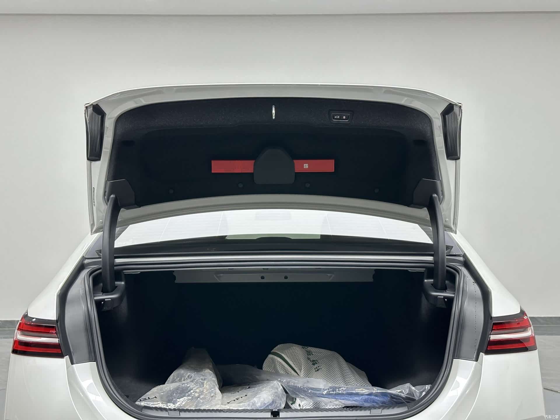 BMW 5 Series, 2025 25