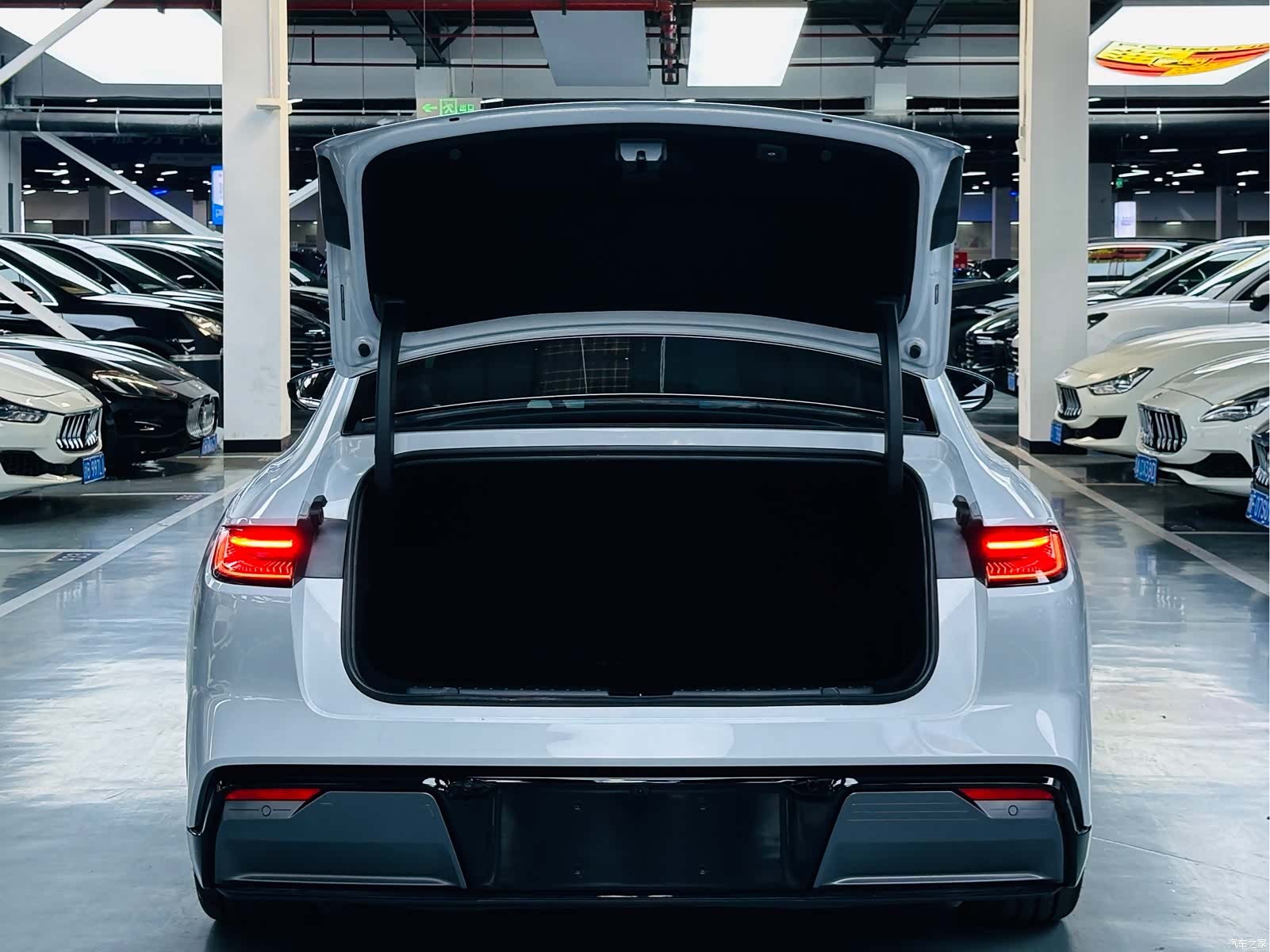 Geely E8, 2025 11