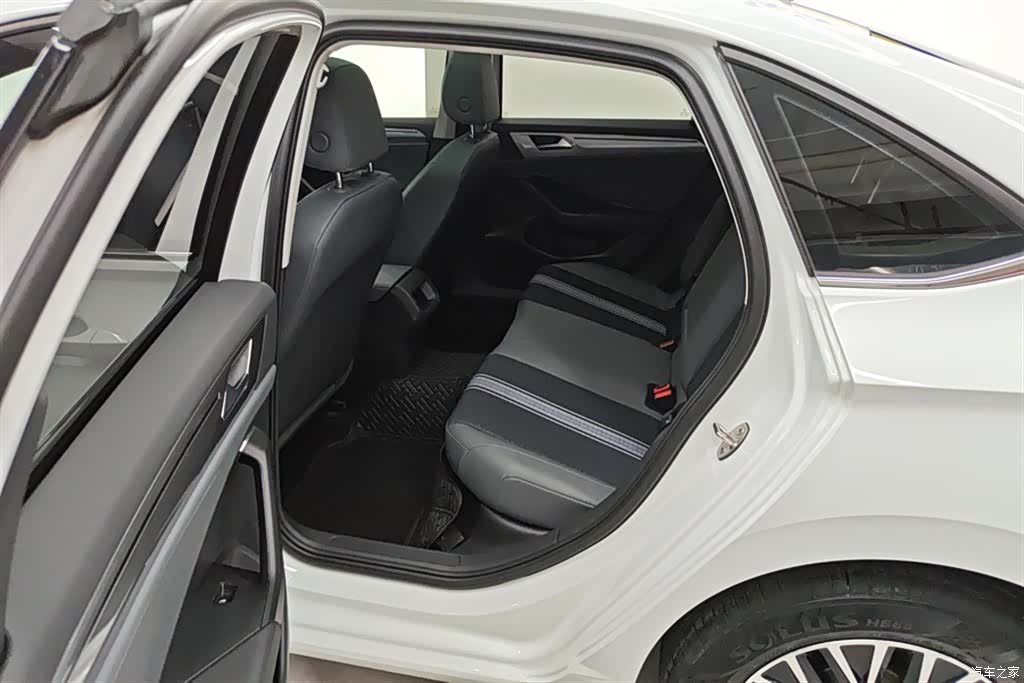 Volkswagen Sagitar, 2024 11