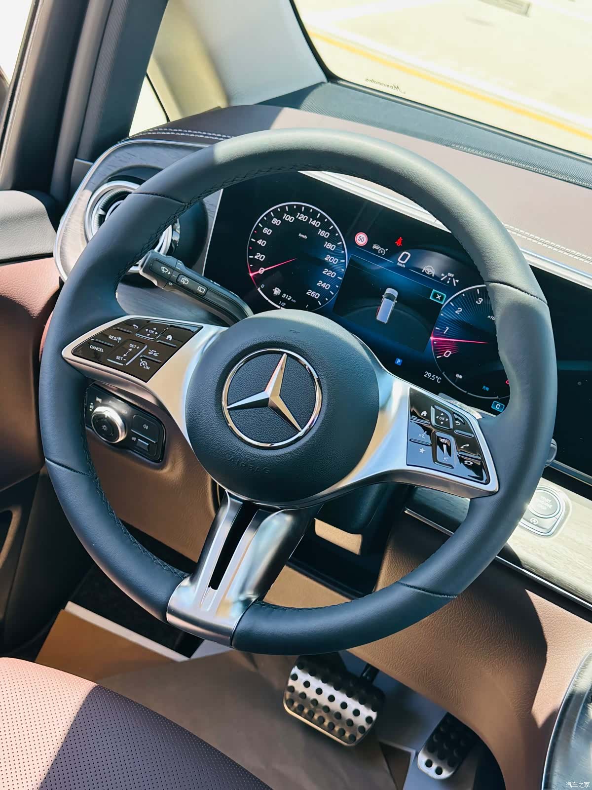 Mercedes-Benz V-Class, 2026 32