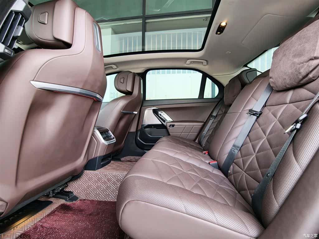 BMW 7 Series, 2024 12