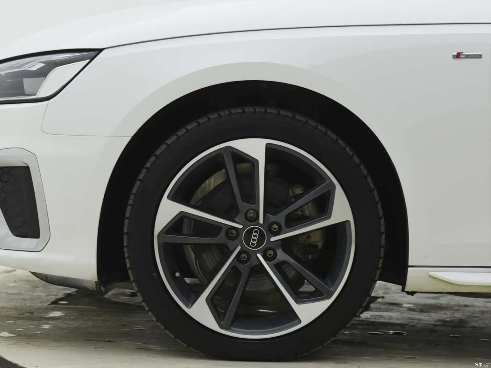 Audi A4L, 2023 все фото