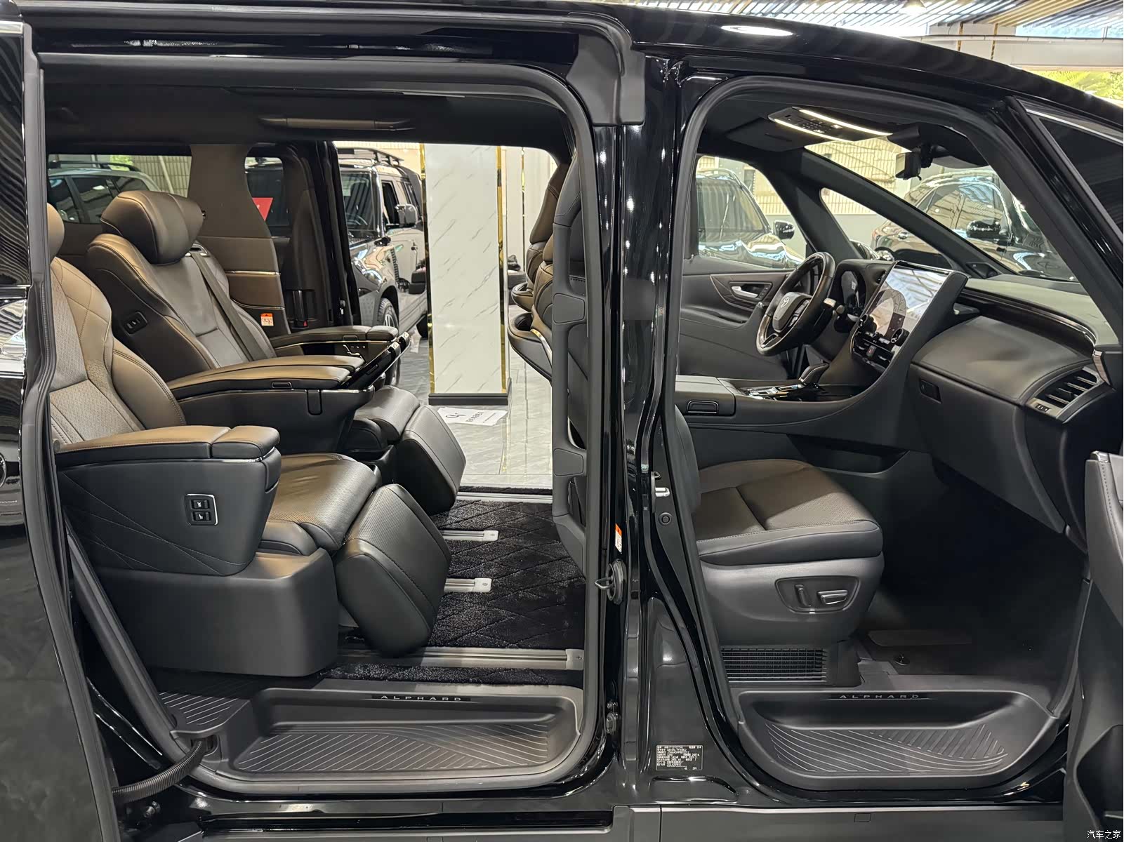 Toyota Alphard, 2024 10
