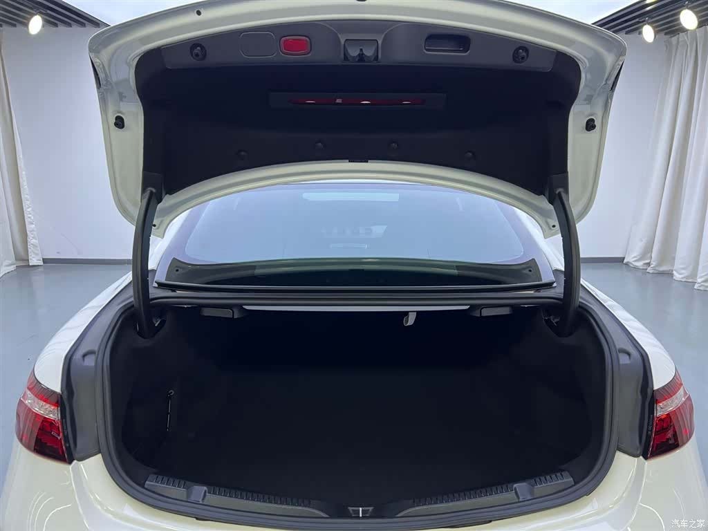 Mercedes-Benz E-Class, 2023 22