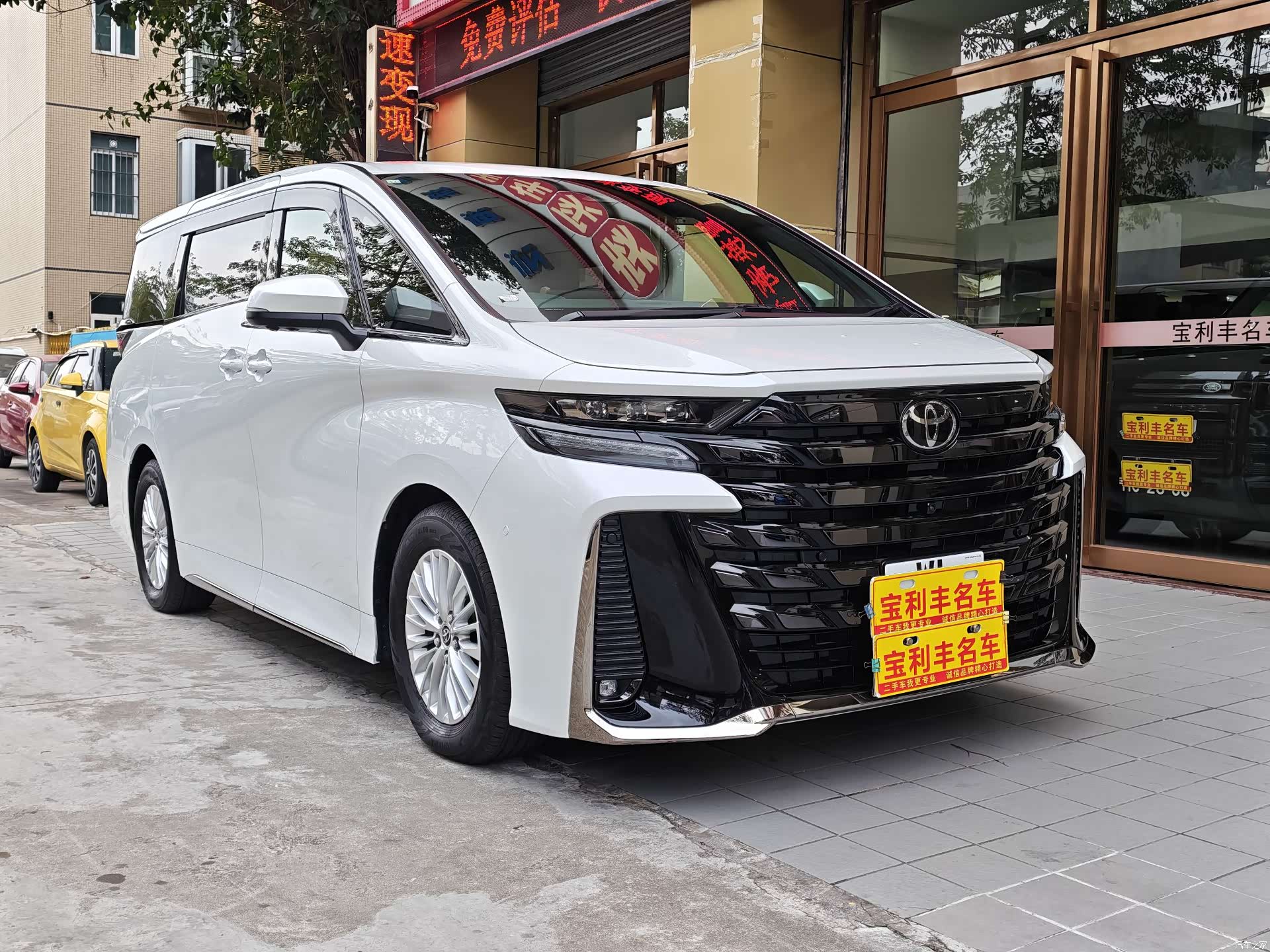 Toyota Vellfire, 2025 3