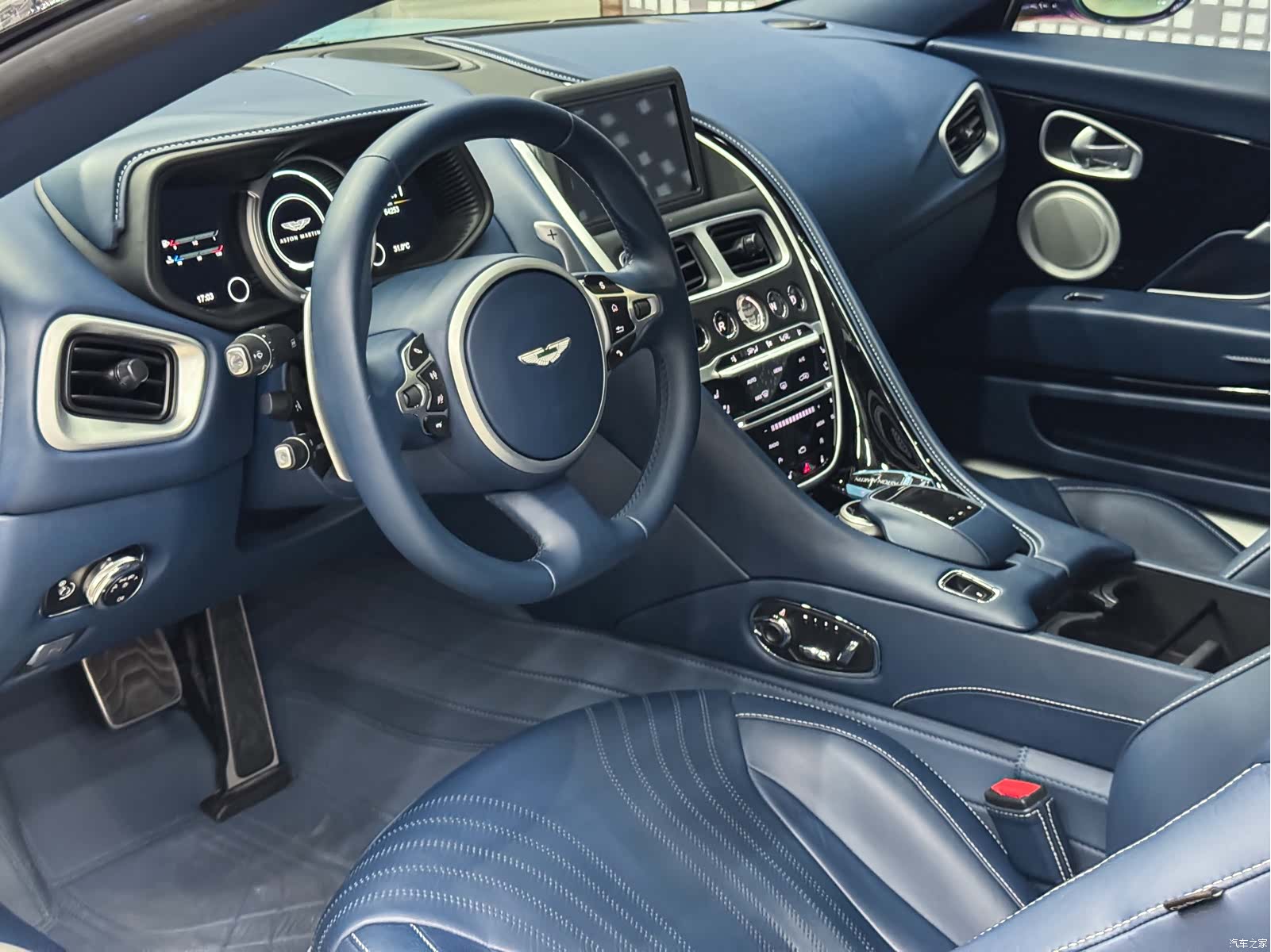 Aston Martin DB11, 2018 все фото