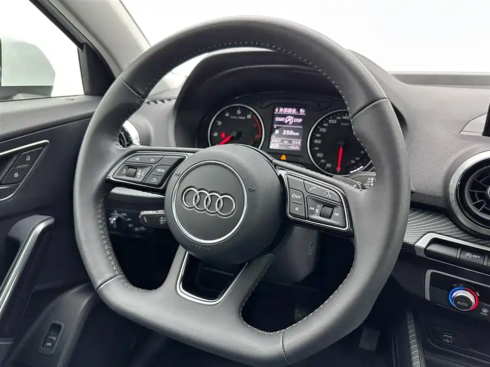 Audi Q2L