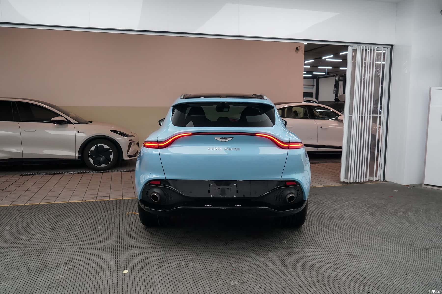 Aston Martin DBX, 2022 4