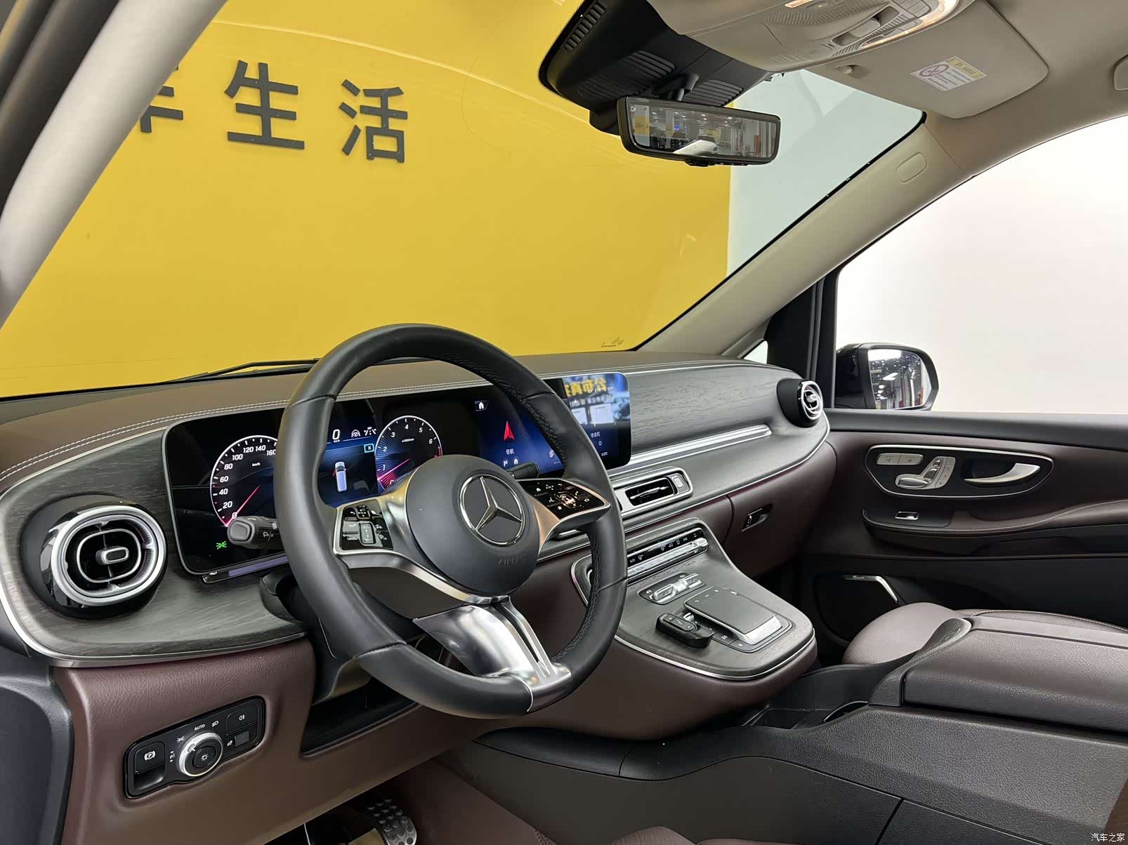 Mercedes-Benz V-Class, 2025 3