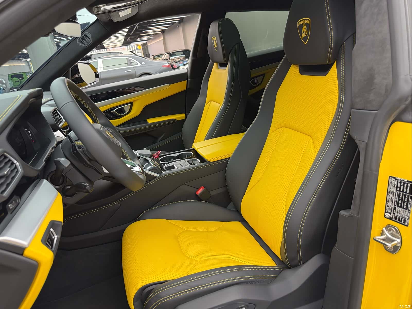 Lamborghini Urus, 2023 11