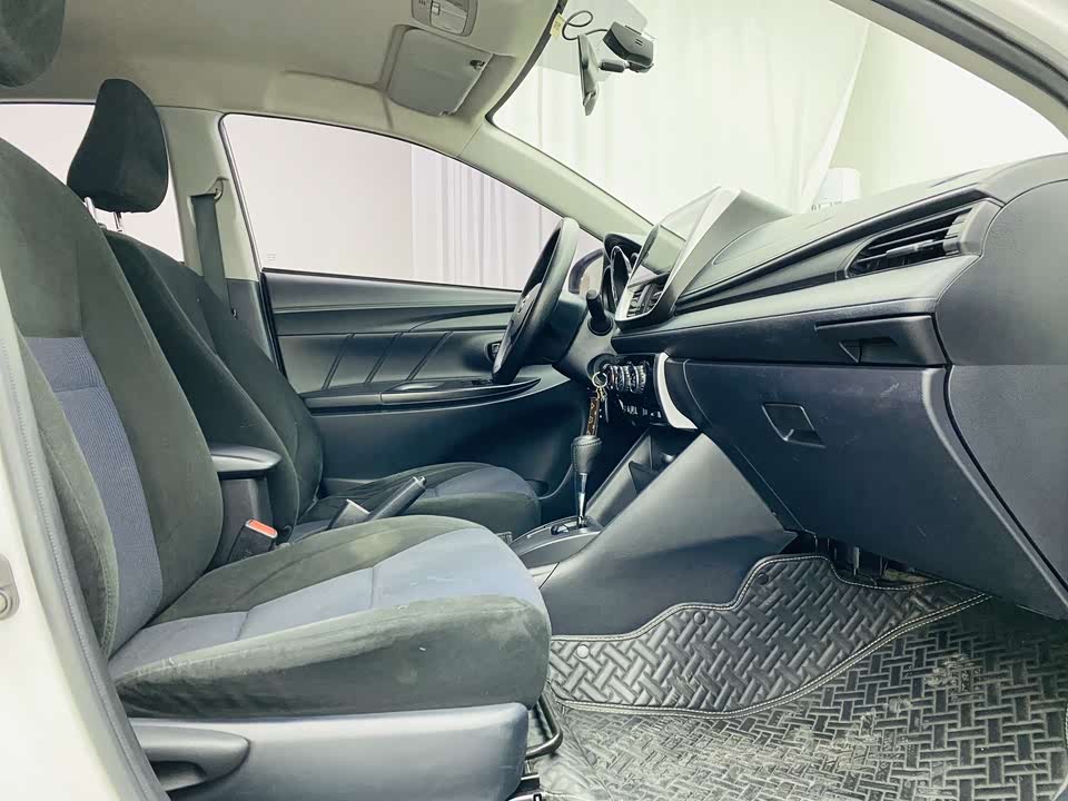 Toyota YARiS L to enjoy