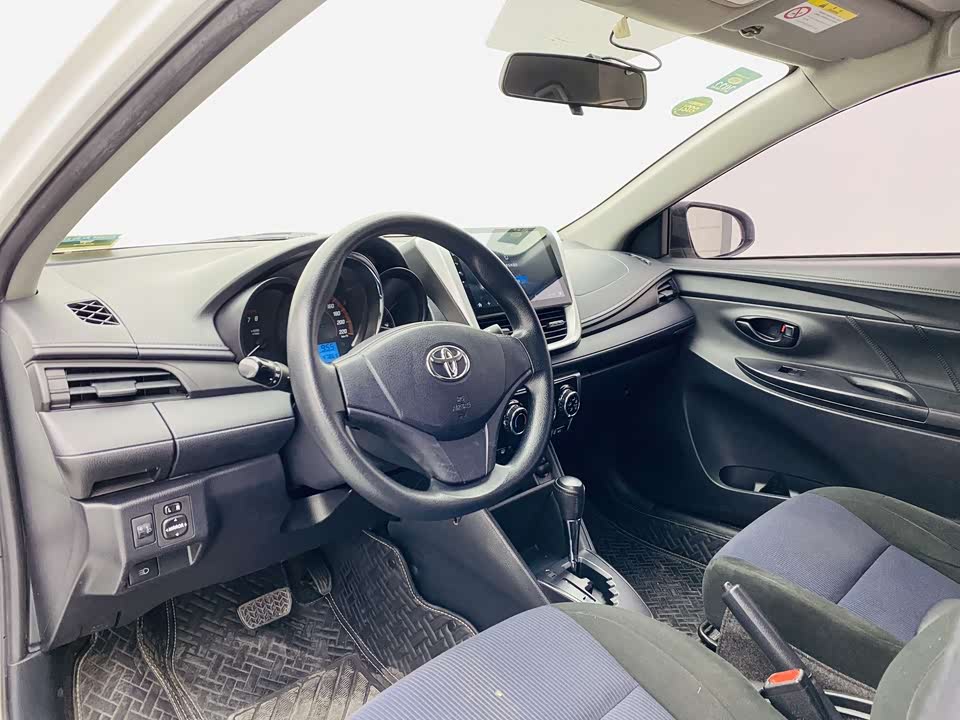 Toyota YARiS L to enjoy