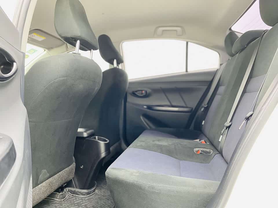 Toyota YARiS L to enjoy