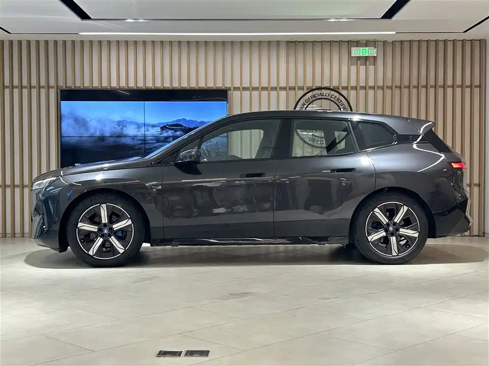 BMW iX