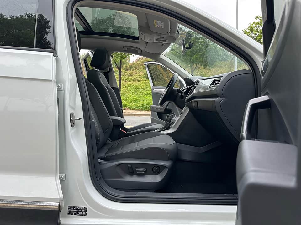 Volkswagen T-ROC exploring Songs