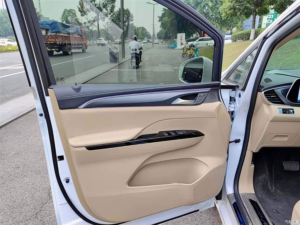 Buick GL8, 2025 6