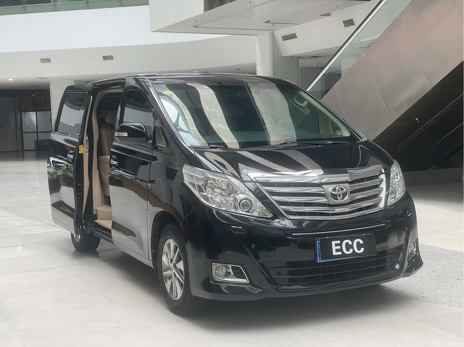 Toyota Alphard, 2012 3