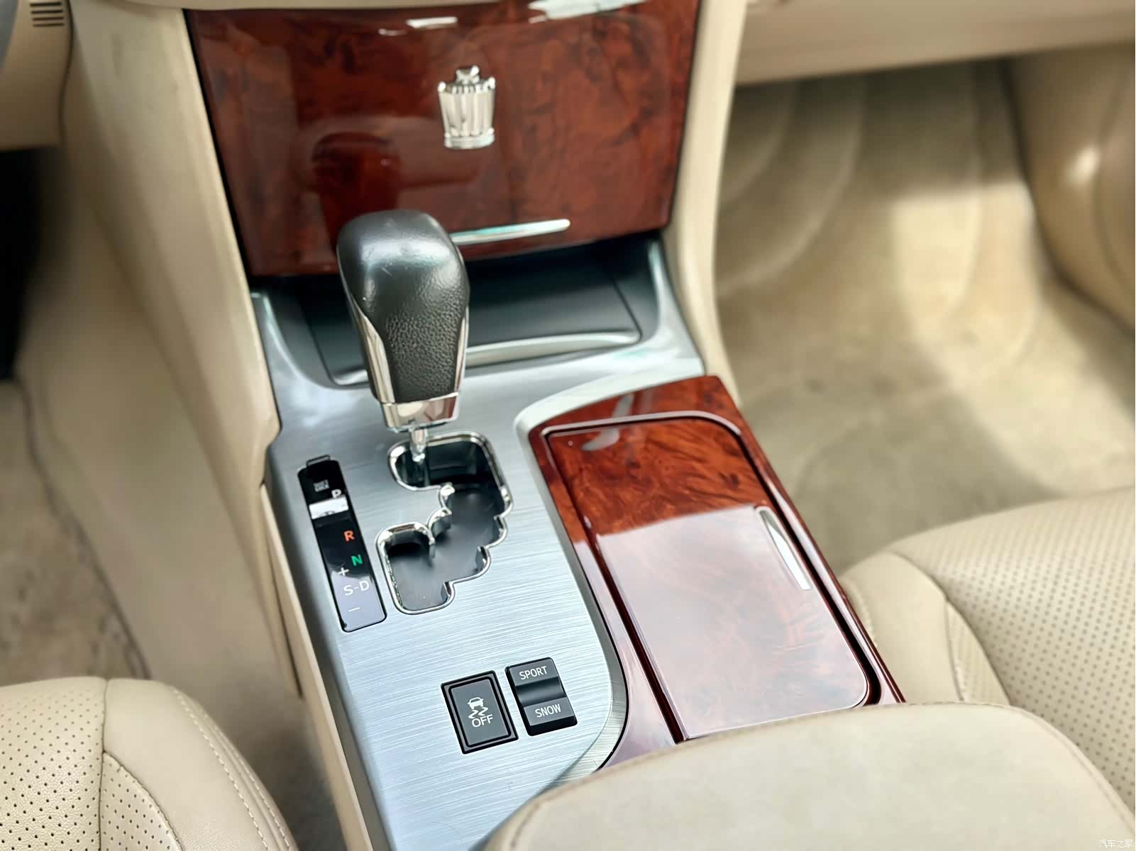 Toyota Crown, 2015 7
