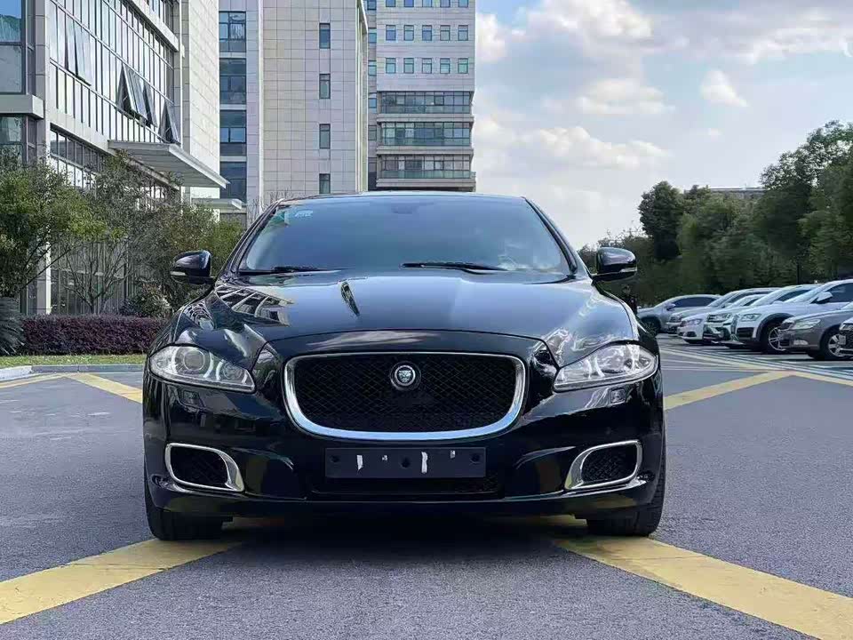 Jaguar XJ