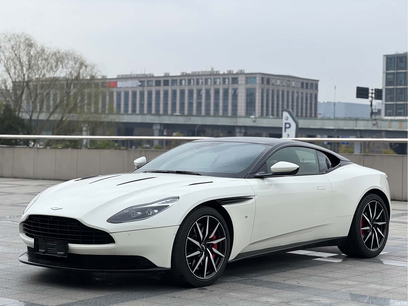 Aston Martin DB11, 2017 1