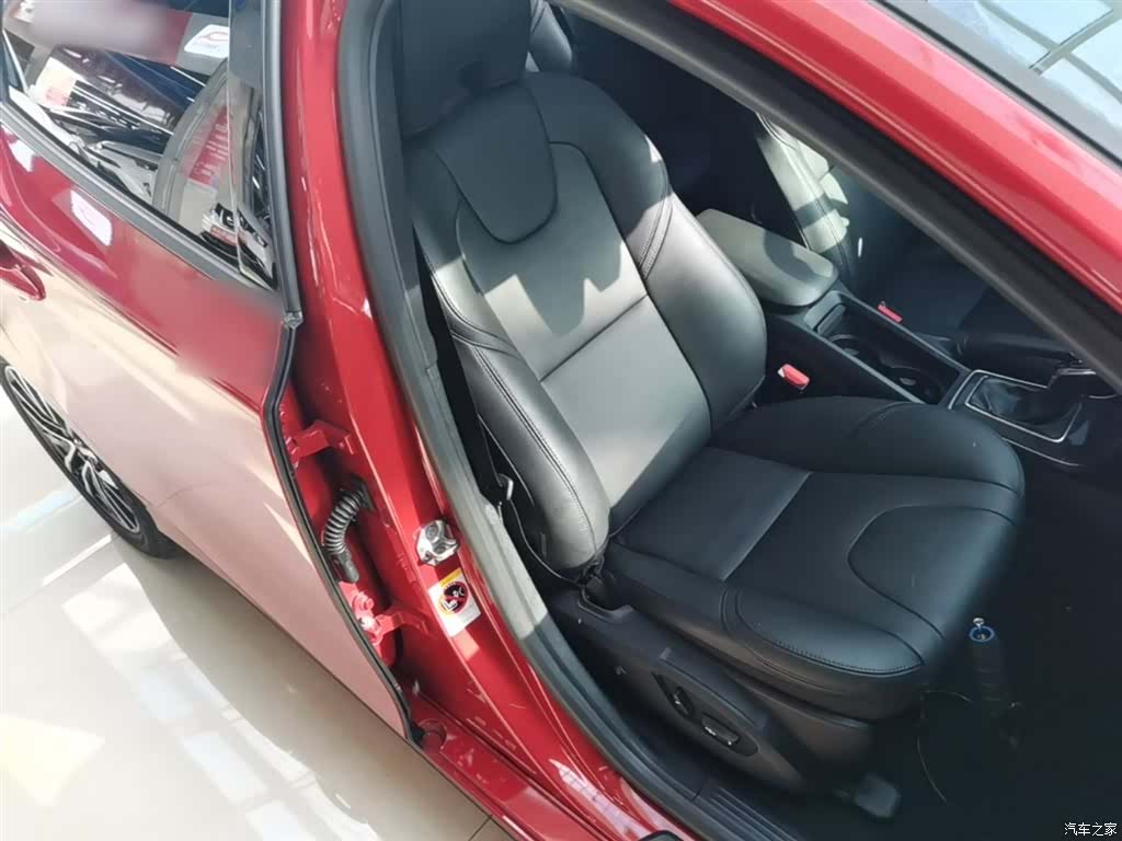 Volvo V40, 2019 25