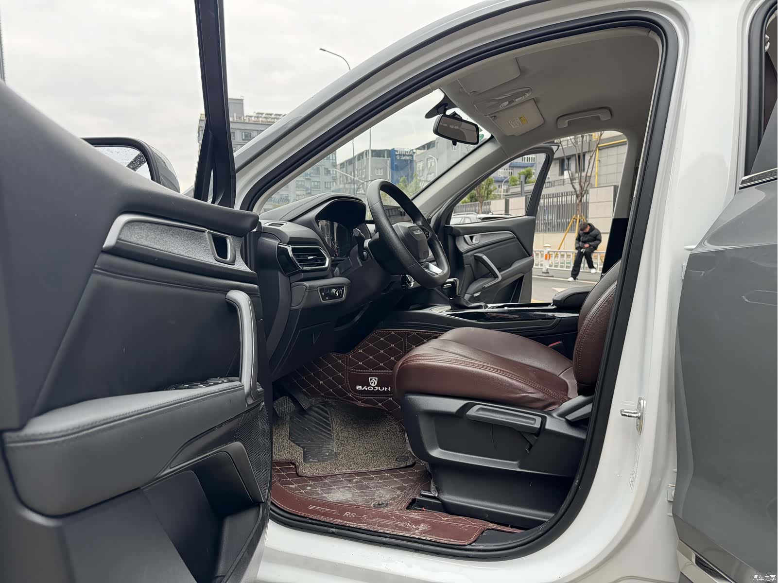 Wuling RS-5, 2020 10