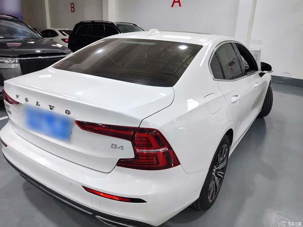 Volvo S60, 2022 все фото