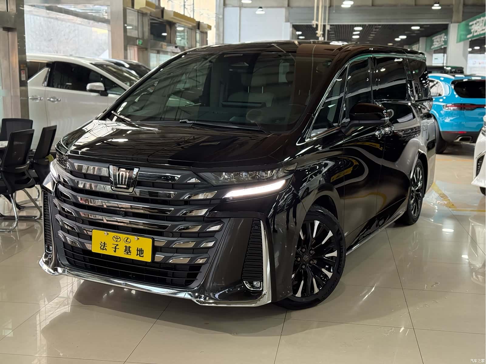 Toyota Vellfire, 2024 1