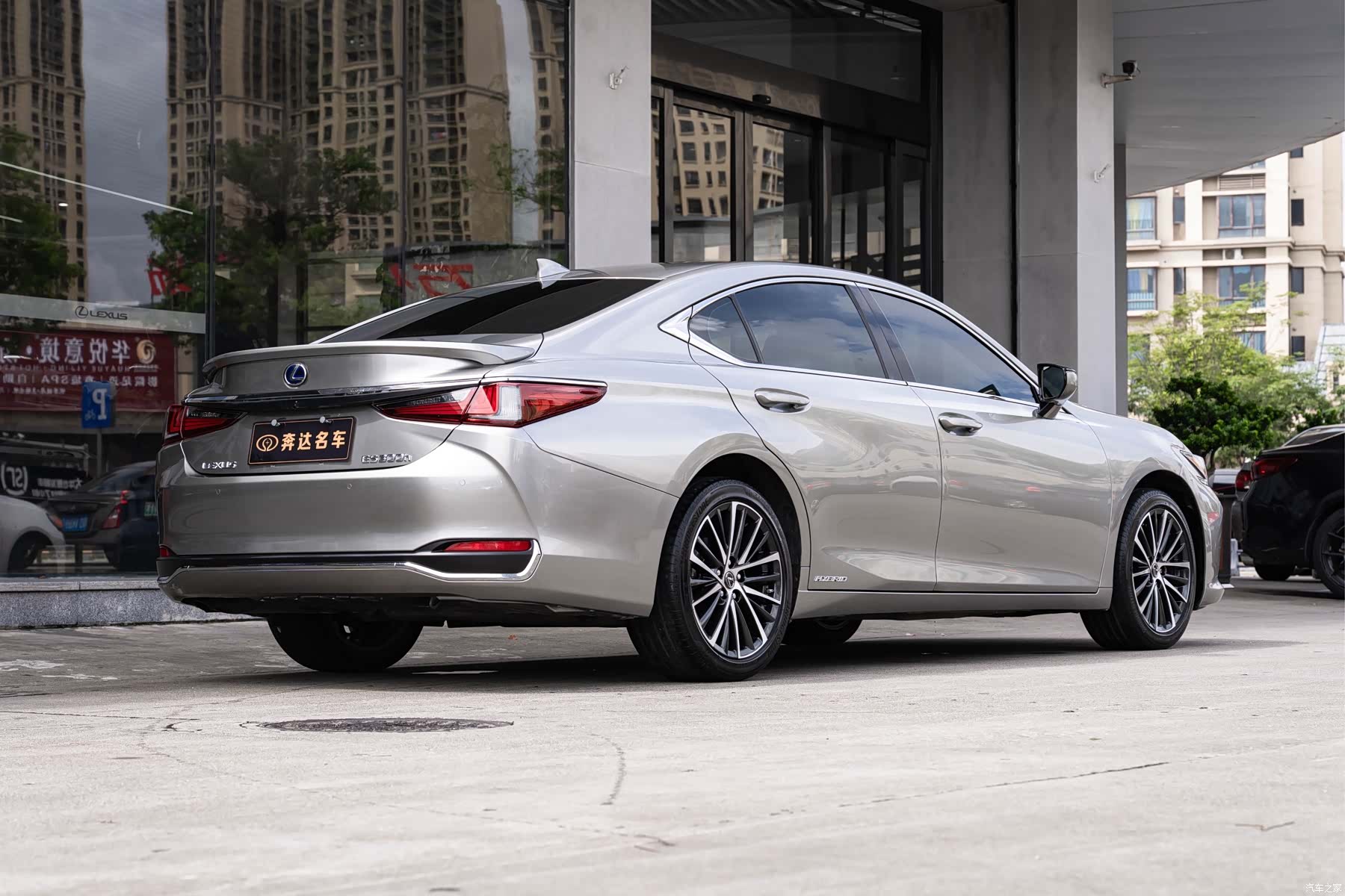 Lexus ES, 2022 3