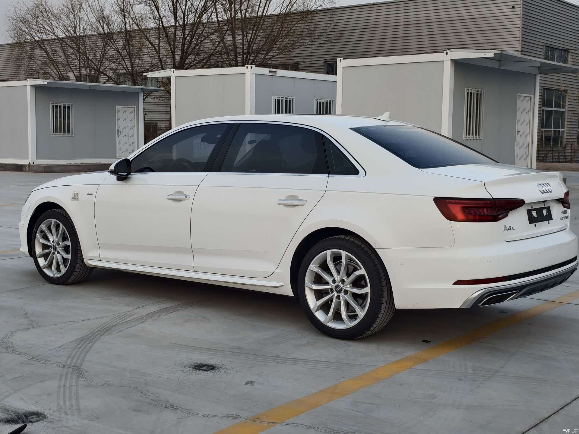 Audi A4L, 2019 все фото