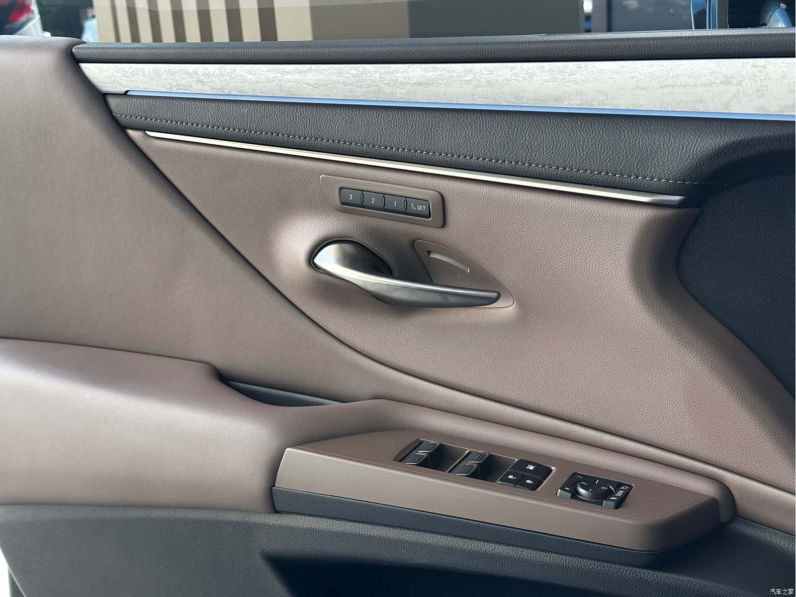Lexus ES, 2025 11