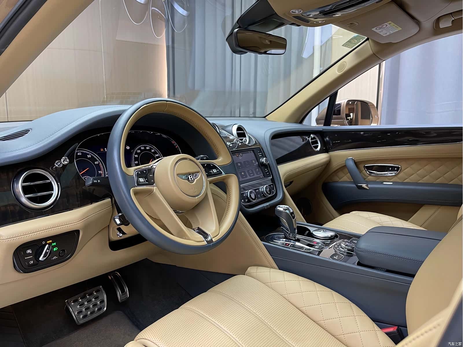 Bentley Bentayga, 2017 4