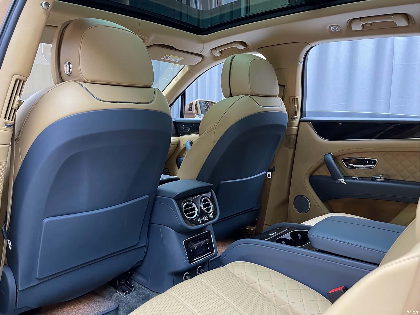 Bentley Bentayga, 2017 8