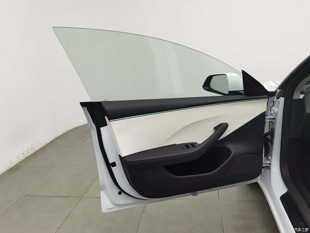 Tesla Model 3, 2025 8