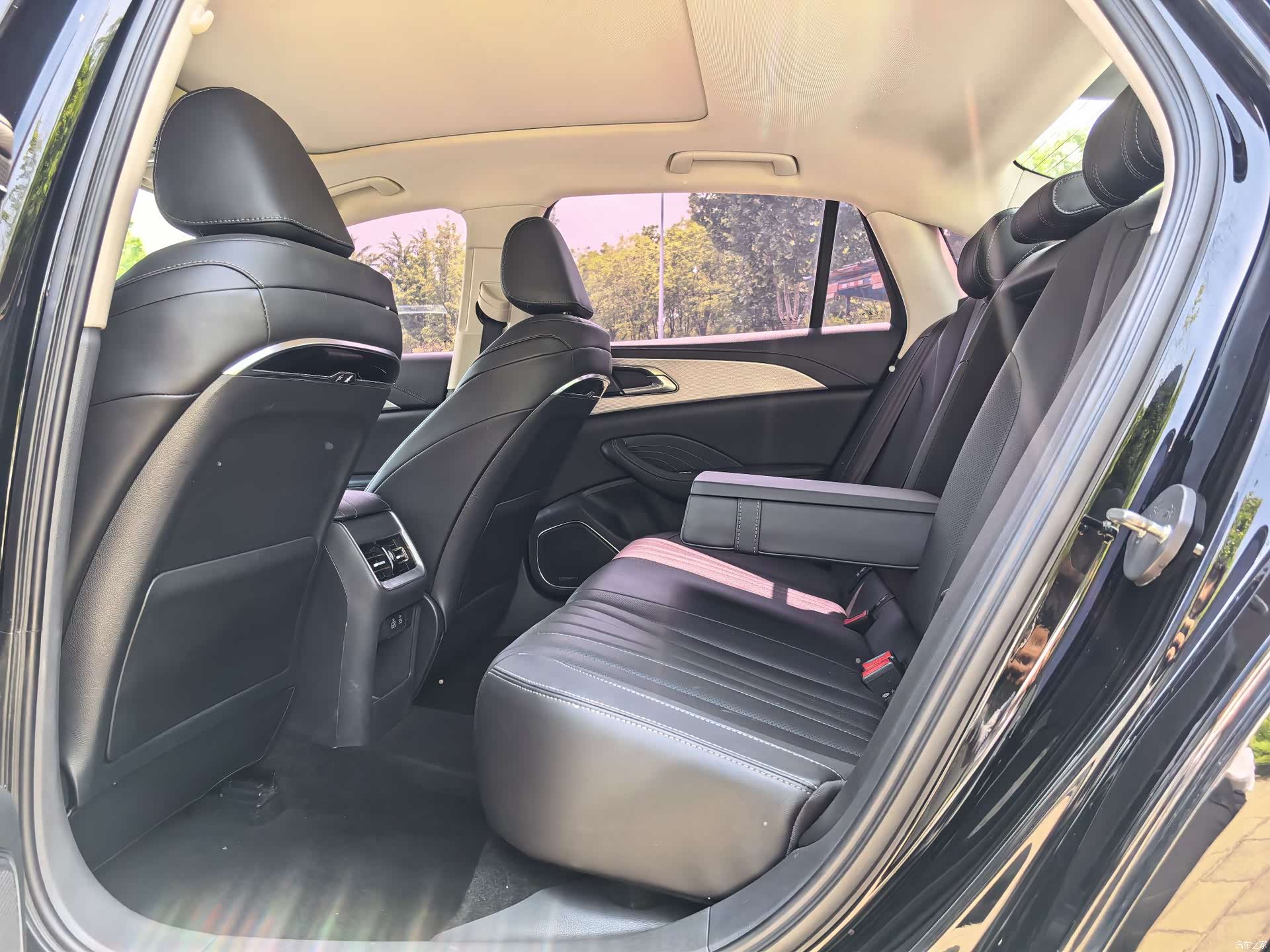 Hongqi H5, 2023 13