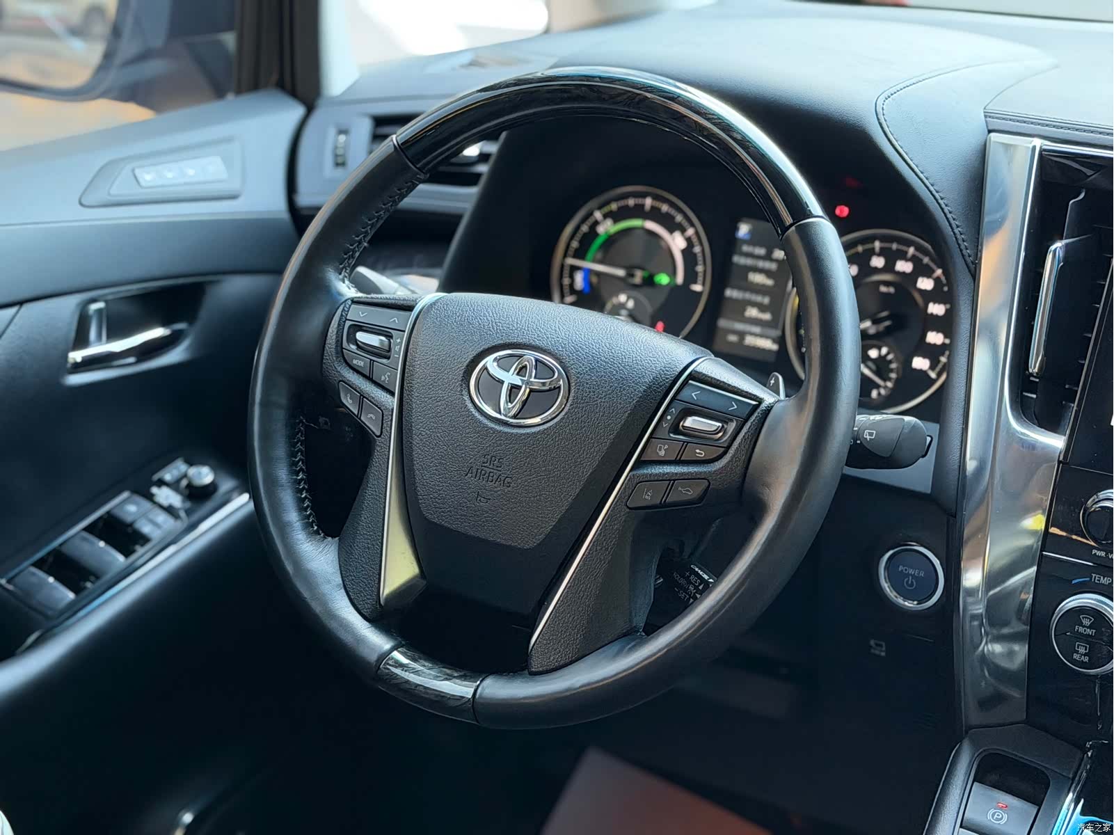 Toyota Vellfire, 2022 13