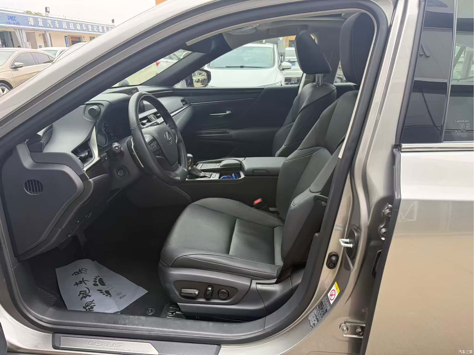 Lexus ES, 2019 4