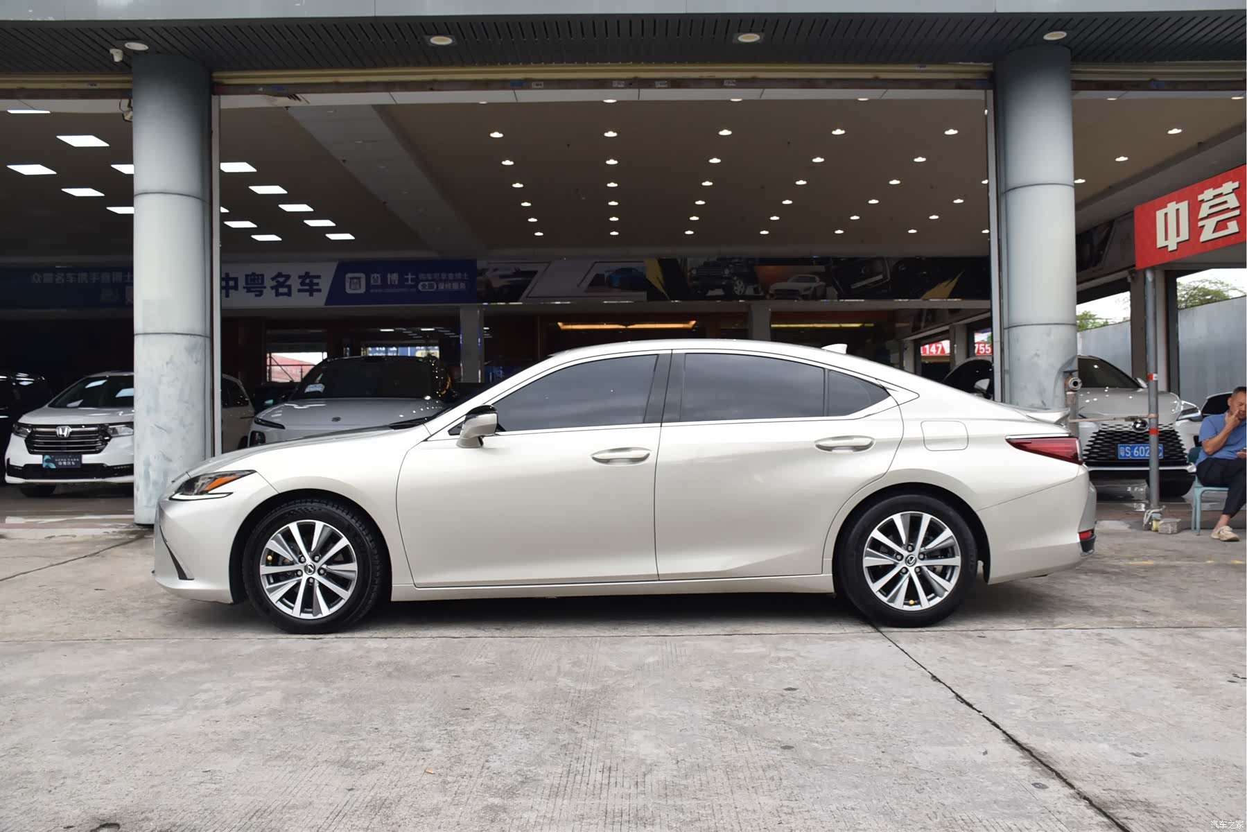 Lexus ES, 2019 4