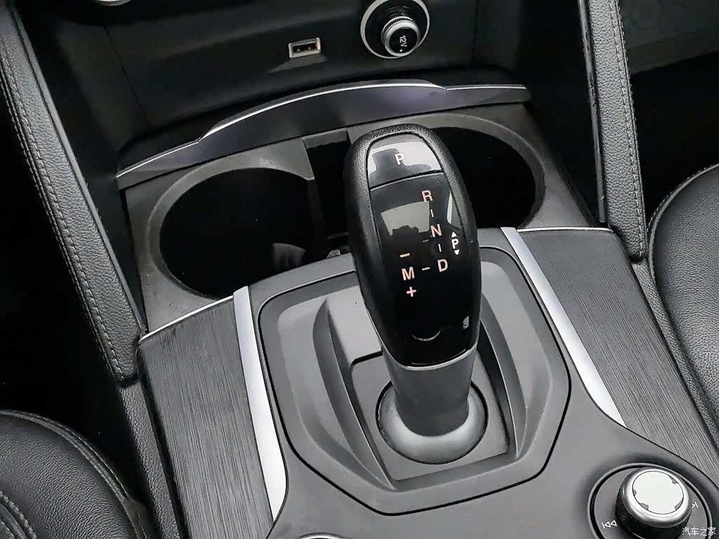 Alfa Romeo Stelvio, 2017 13