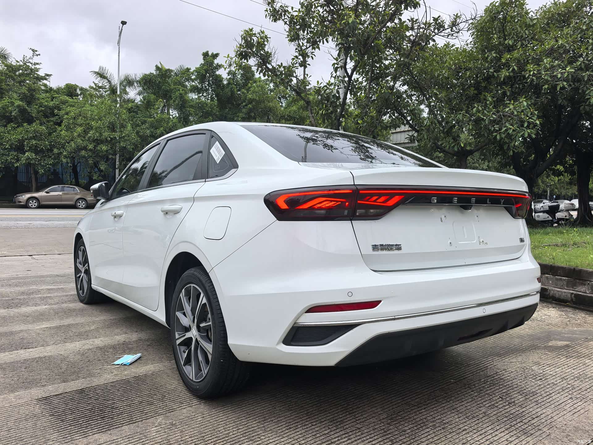 Geely Emgrand, 2023 13