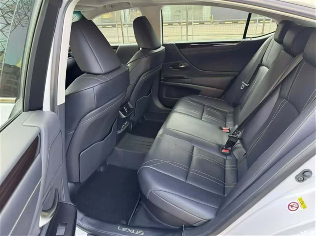 Lexus ES, 2018 17