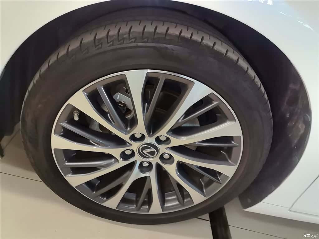 Lexus ES, 2018 24